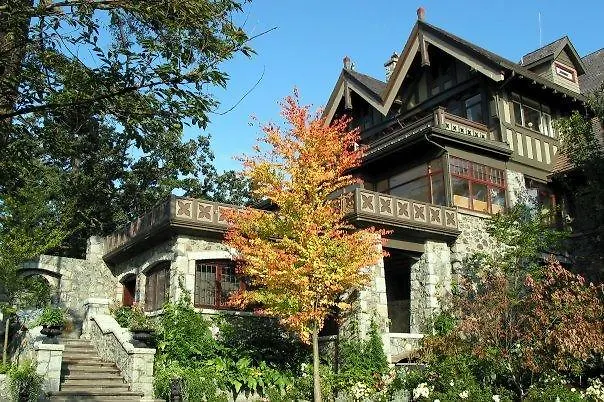 English Inn Esquimalt Canada