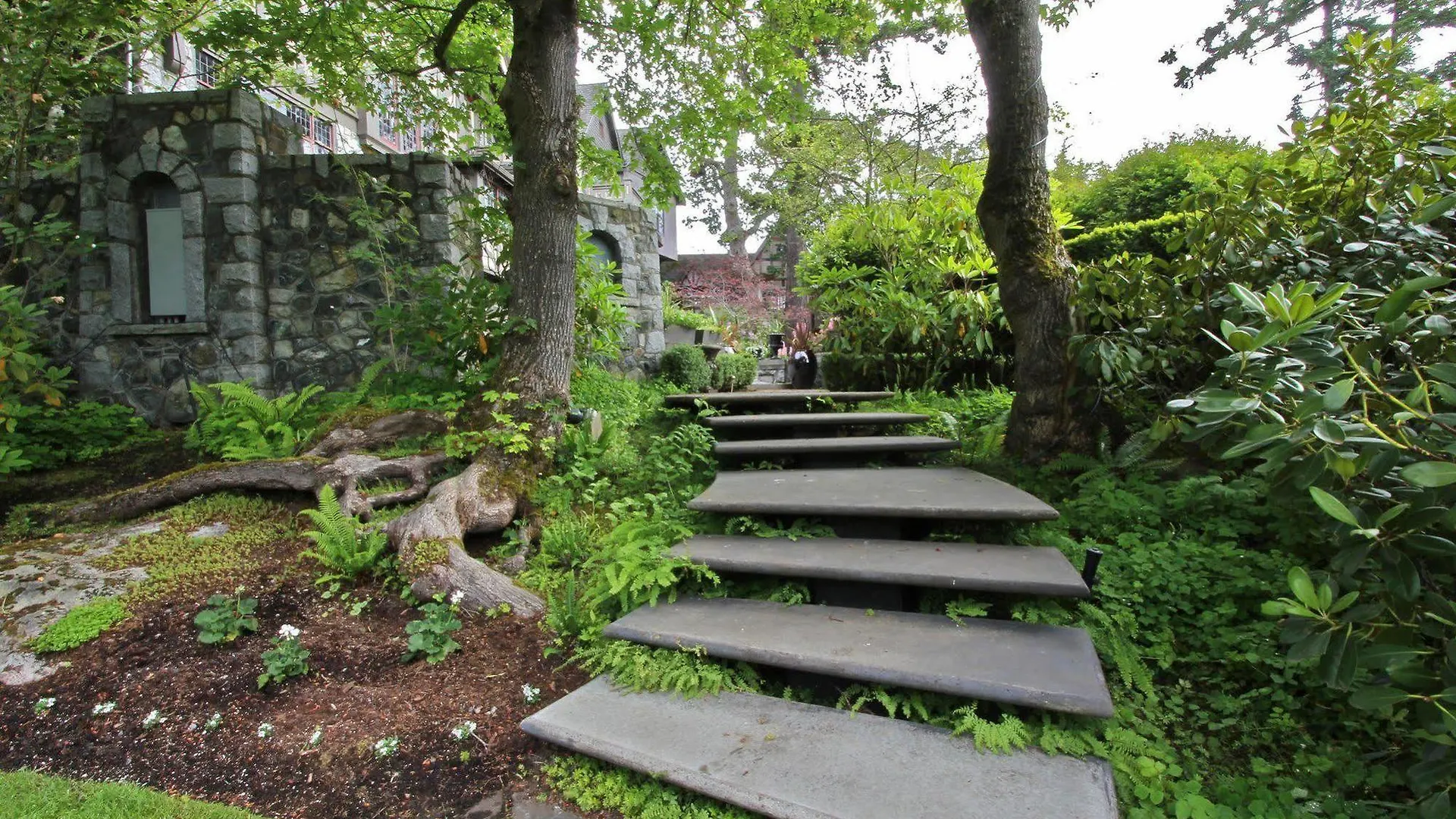 English Inn Esquimalt Canada
